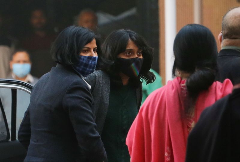 &copy; Reuters. Disha Ravi, a 22-year-old climate activist, arrives to a court in New Delhi