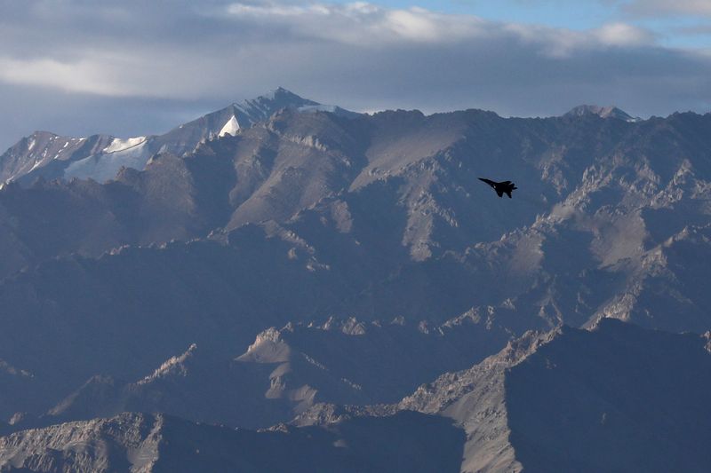 &copy; Reuters. Un avión de combate indio sobrevuela una cordillera en Leh, en la región de Ladakh