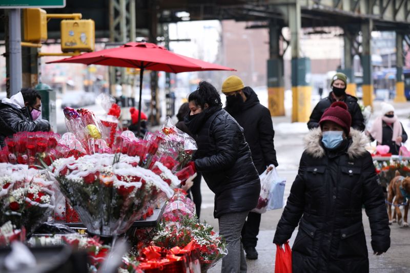 &copy; Reuters. Barraca de flores em Nova York no dia de São Valentim