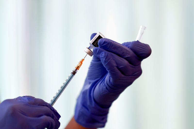 &copy; Reuters. FILE PHOTO: A medical worker fills a syringe with a dose of the Pfizer-BioNTech coronavirus disease (COVID-19) vaccine as Japan launches its inoculation campaign, at Tokyo Medical Center in Tokyo
