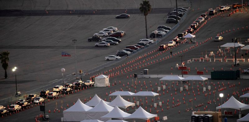 &copy; Reuters. FILE PHOTO: Vehicles line up at Dodger Stadium COVID-19 vaccination site at sunset during the outbreak of the coronavirus disease (COVID-19), in Los Angeles