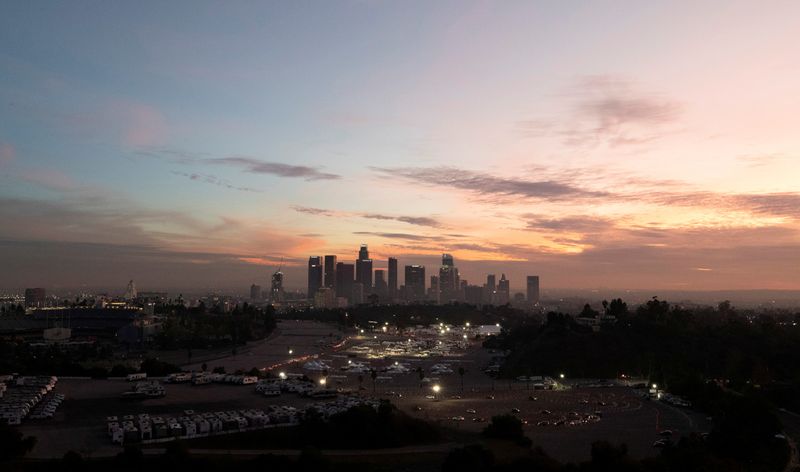 &copy; Reuters. FILE PHOTO: Vehicles line up at at Dodger Stadium COVID-19 vaccination site at sunset during the outbreak of the coronavirus disease (COVID-19), in Los Angeles