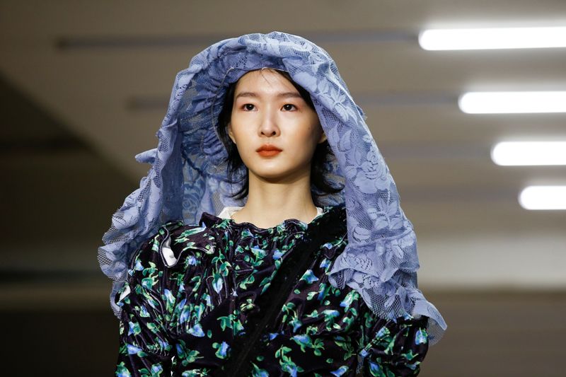&copy; Reuters. Desfile de estilista Yuhan Wang durante Semana de Moda de Londres de 2020