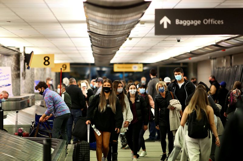 © Reuters. FILE PHOTO: Travelers reclaim luggage at Denver airport