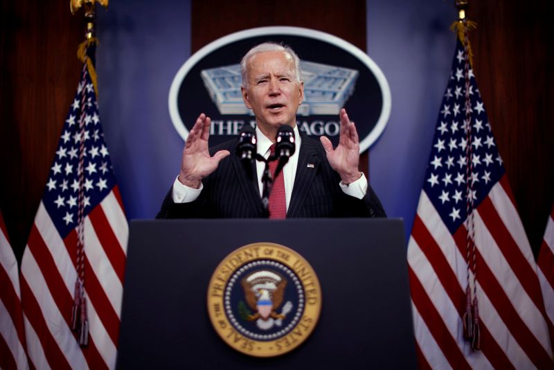 &copy; Reuters. FOTO DE ARCHIVO: El presidente de Estados Unidos, Joe Biden, pronuncia un discurso ante el personal del Departamento de Defensa durante una visita al Pentágono en Arlington
