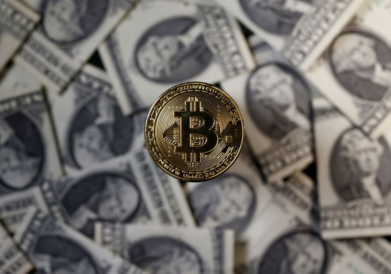 &copy; Reuters. FOTO DE ARCHIVO: Una moneda de bitcoin (virtual) colocada sobre billetes de dólar en una ilustración.