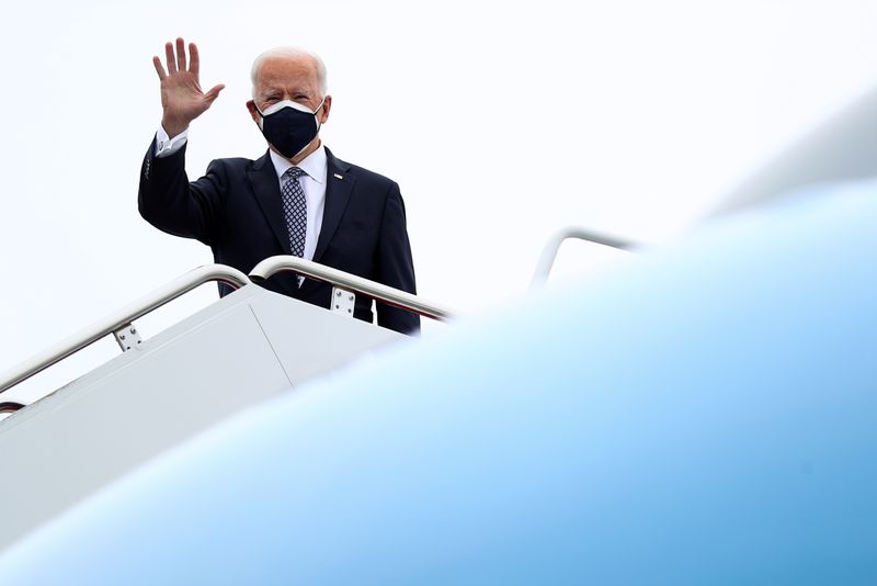 &copy; Reuters. Presidente dos EUA, Joe Biden, embarca no avião Força Aérea 1 na base aérea de Andrews, em Maryland