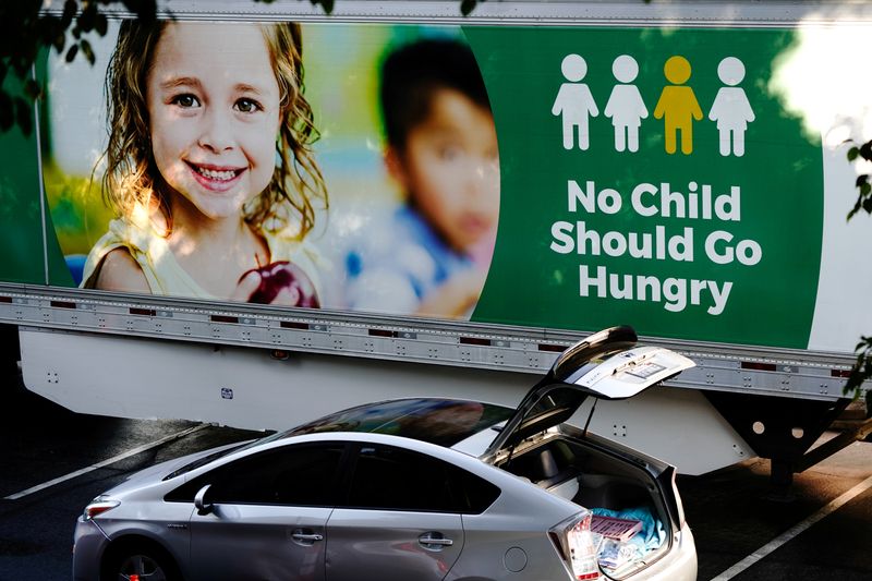 &copy; Reuters. FILE PHOTO: Los Angeles Regional Food Bank drive-thru distribution in West Covina