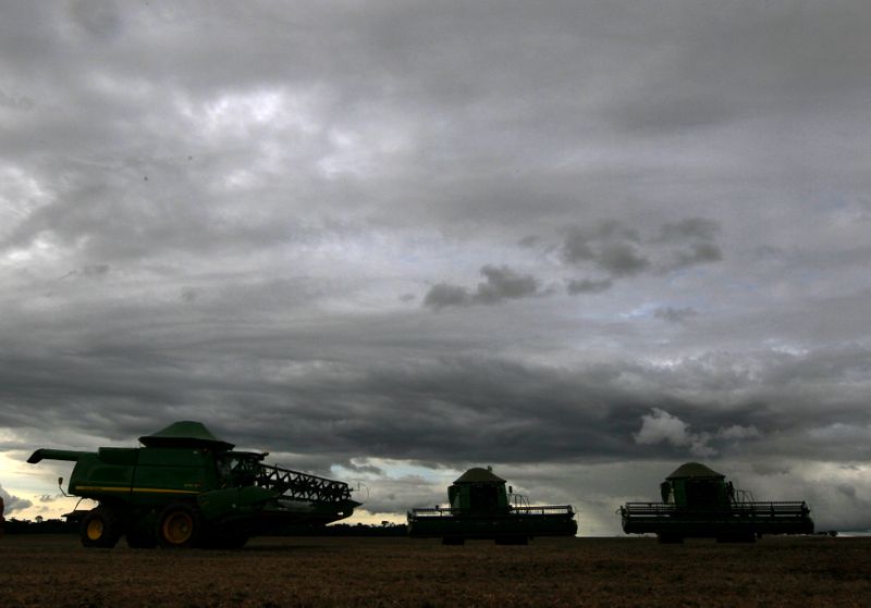 © Reuters. Colheita de soja em Primavera do Leste (MT)