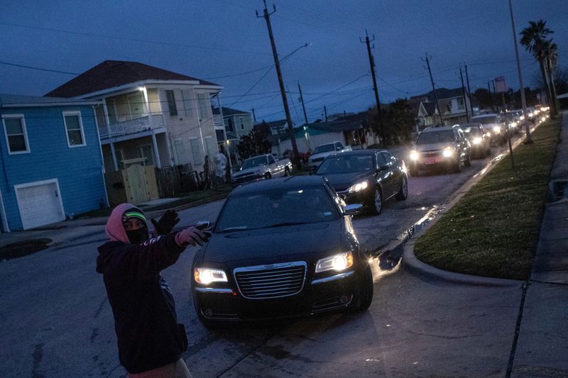 &copy; Reuters. FILE PHOTO: Residents line up to enter shelter after record-breaking winter temperatures in Galveston, Texas