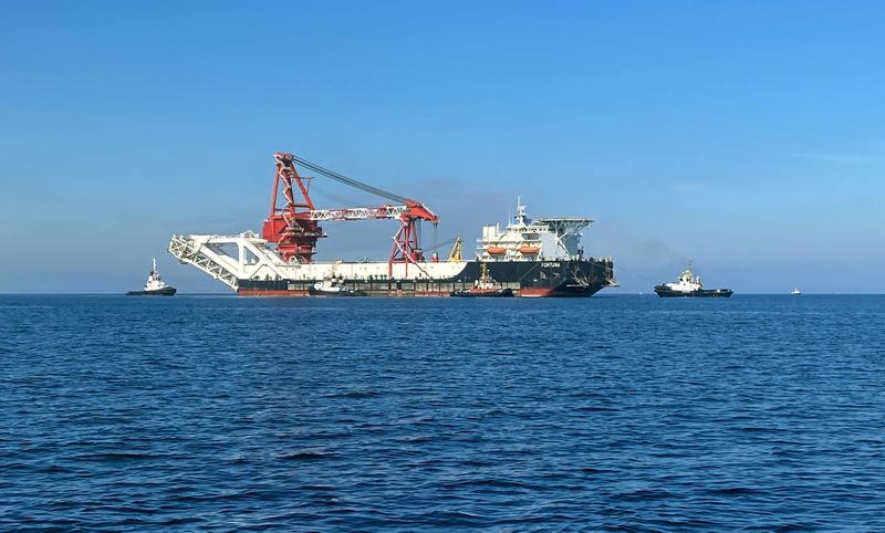 © Reuters. FILE PHOTO: FILE PHOTO: The pipe-laying vessel Fortuna makes its way to Wismar