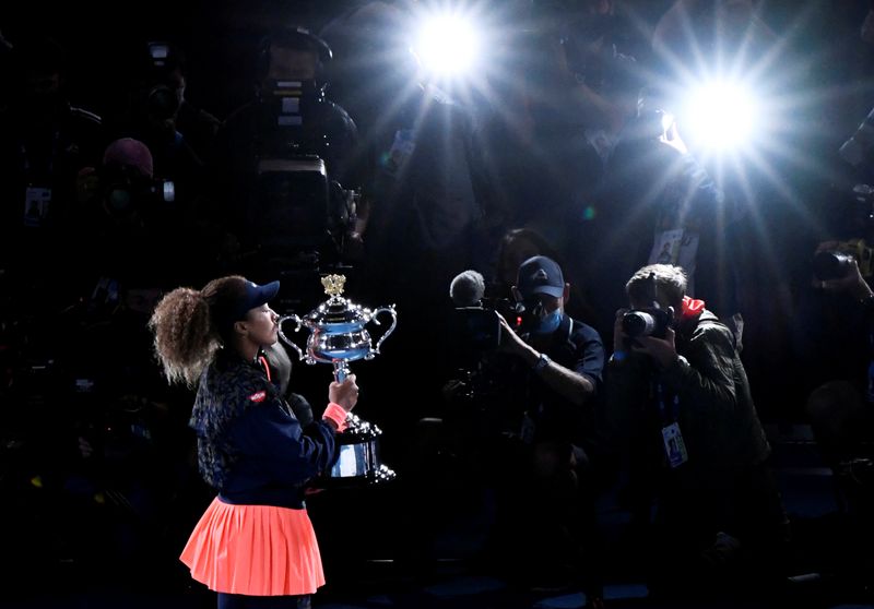 © Reuters. Foto del sábado de Naomi Osaka celebrando y posando con el trofeo de campeona  tras ganar el Abierto de Australia