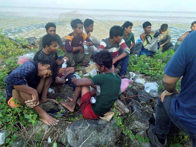 © Reuters. Dozens of people, believed to be Rohingya Muslims from Myanmar who were dropped off from a boat are pictured on a beach near Sungai Belati, Perlis, Malaysia