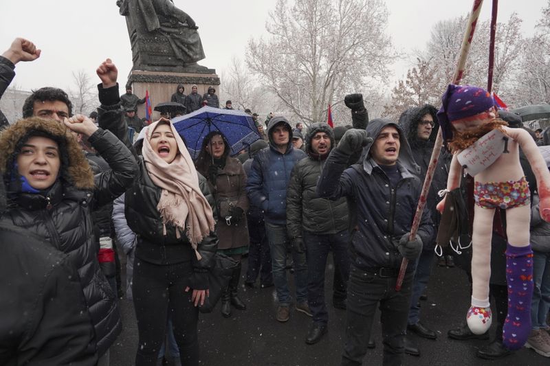 © Reuters. متظاهرون في شوارع العاصمة الأرمينية يطالبون باستقالة رئيس الوزراء