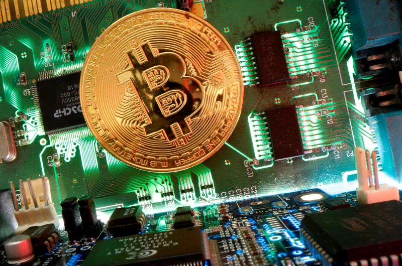 © Reuters. FILE PHOTO: Representation of the virtual currency Bitcoin is seen on a motherboard in this picture illustration