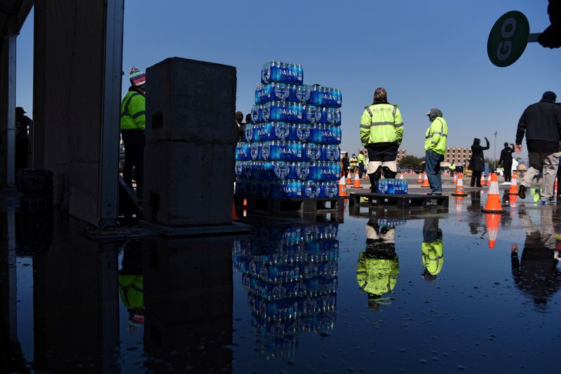 &copy; Reuters. FOTO DE ARCHIVO. Empleados de la ciudad de Houston entregan bidones de agua luego de que la ciudad emitió una advertencia a los residentes para que hiervan el agua, luego de los cortes de suministros generados por la ola de frío extremo en el estado.  F