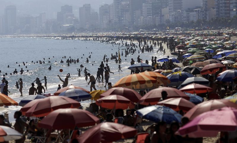 &copy; Reuters. Bañistas disfrutan del clima soleado en la playa de Arpoador, luego de que las celebraciones del Carnaval fueron canceladas debido a la pandemia de la enfermedad del coronavirus (COVID-19), en Río de Janeiro