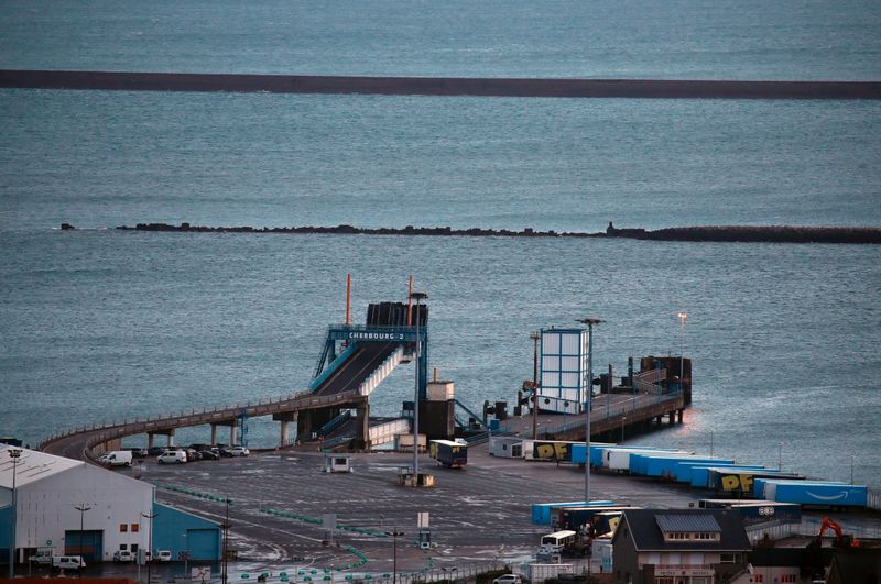 &copy; Reuters. FILE PHOTO: Hauliers steer clear of UK land bridge as Brexit reshapes Ireland-EU supply chains