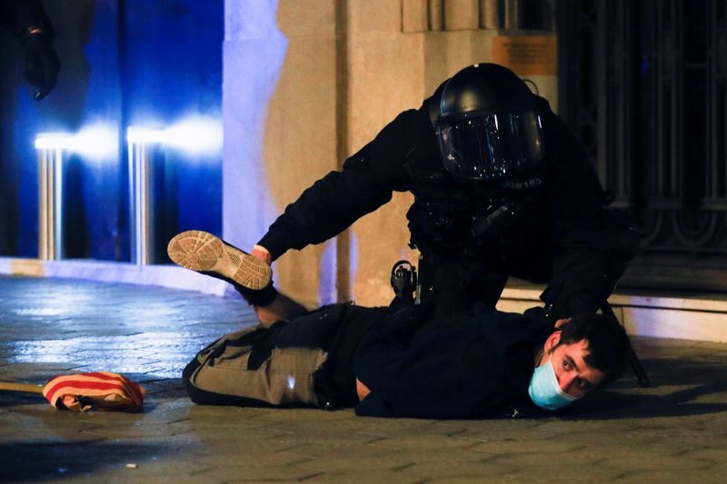 &copy; Reuters. استمرار أعمال العنف لخامس ليلة على التوالي في احتجاجات على سجن مغني راب بإسبانيا
