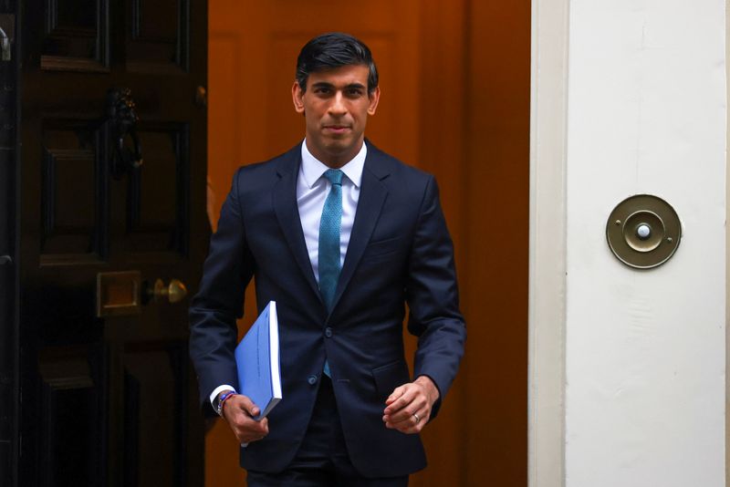 &copy; Reuters. FILE PHOTO: Britain&apos;s Chancellor of the Exchequer Sunak outside Downing Street, in London