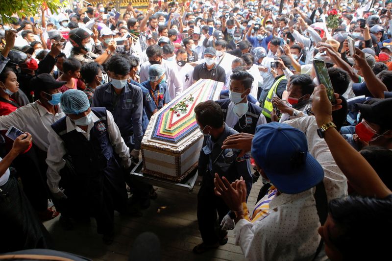© Reuters. Hundreds attend the funeral of Myanmar young woman protester