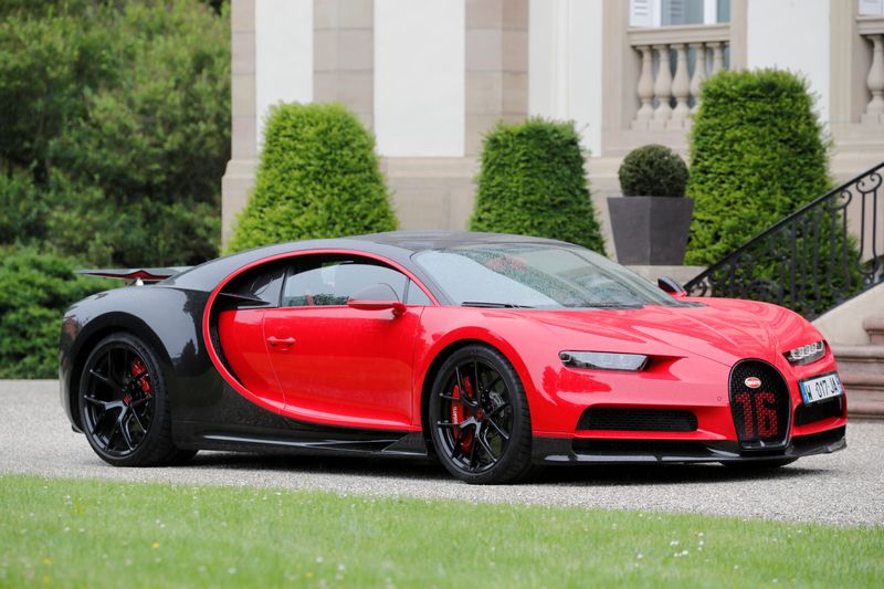 &copy; Reuters. FILE PHOTO: A Bugatti Chiron sports car stands in front of the company&apos;s headquarters Chateau St. Jean in Molsheim