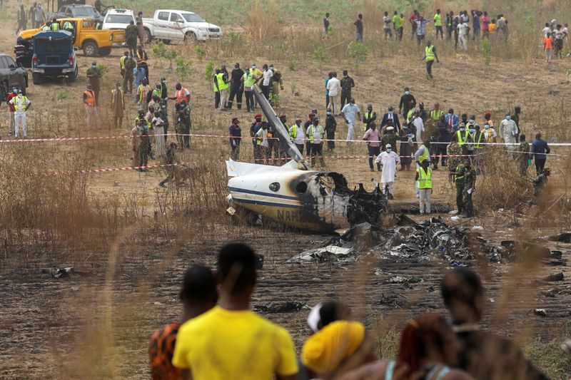 © Reuters. مقتل 7 في تحطم طائرة ركاب تابعة لسلاح الجو النيجيري