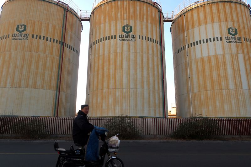 &copy; Reuters. Foto de archivo ilustrativa de un centro de almacenamiento de granos de Sinograin cerca del puerto chino de Tianjin