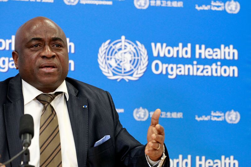 &copy; Reuters. FOTO DE ARCHIVO. El ministro de Salud de Guinea, Remy Lamah, ofrece una conferencia de prensa en la Organización Mundial de la Salud (OMS) para referirse al borte de ébola. REUTERS/Pierre Albouy