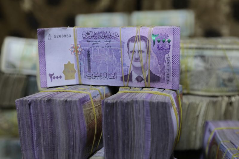 © Reuters. الليرة السورية تهوي إلى مستوى قياسي جديد بسبب أزمة في النقد الأجنبي