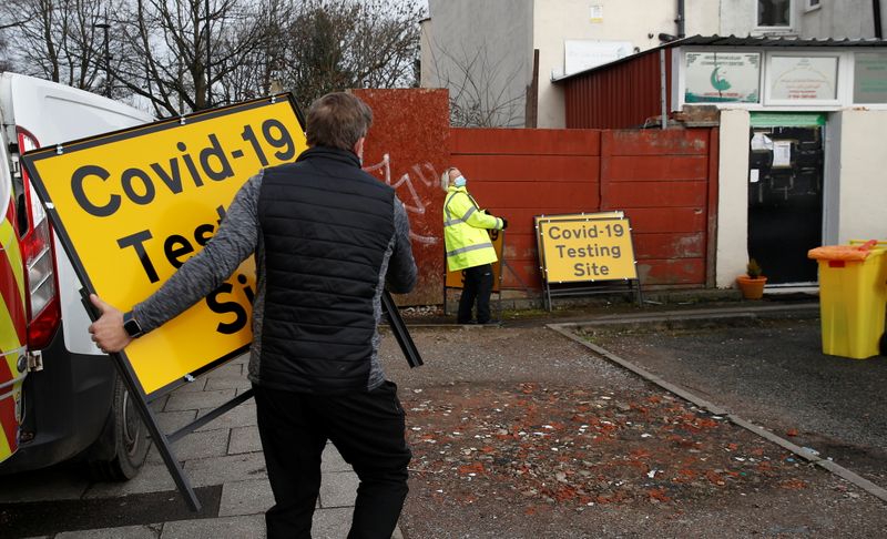 © Reuters. FILE PHOTO:  Mobile testing centre amid the outbreak of the coronavirus disease (COVID-19) in the Moston area of Manchester