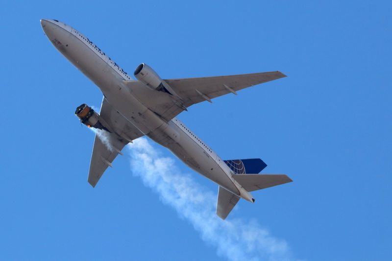 © Reuters. FILE PHOTO: United Airlines flight UA328 returns to Denver International Airport with its starboard engine on fire after it called a Mayday alert