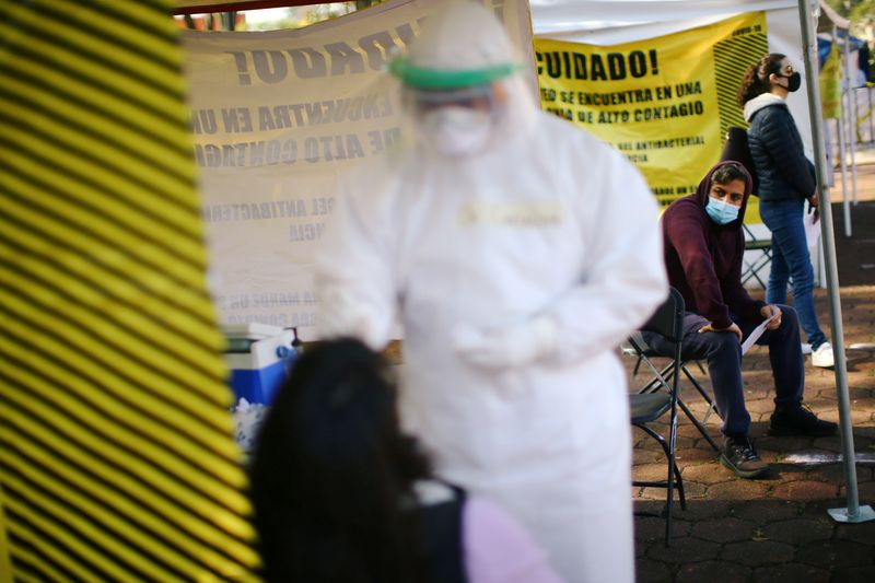 &copy; Reuters. Personas esperando apra realizarse pruebas de COVID-19 en la Ciudad de México, México, el 15 de octubre de 2020