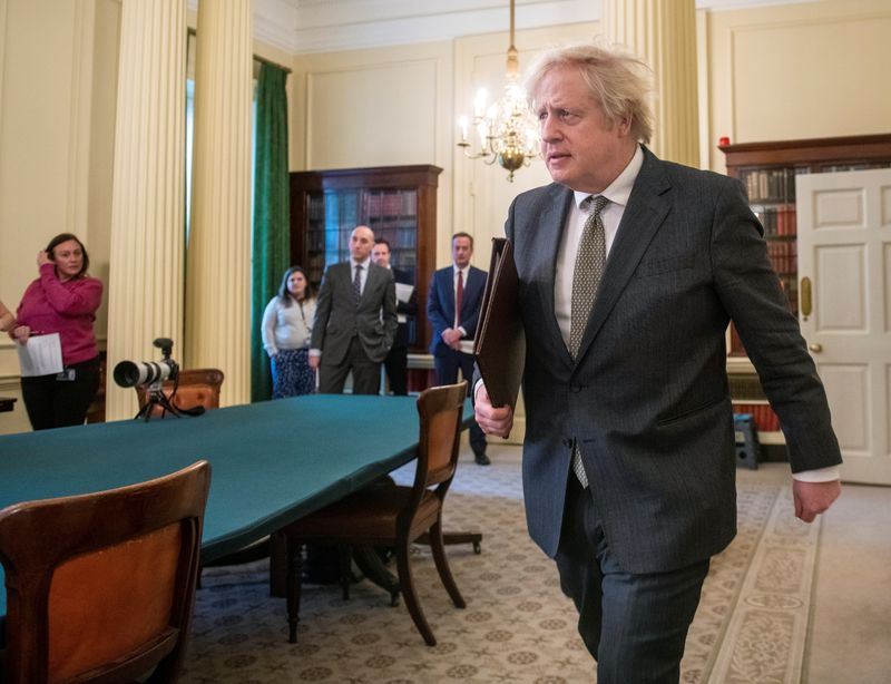 &copy; Reuters. FOTO DE ARCHIVO: El primer ministro de Reino Unido, Boris Johnson, en Downing Street en Londres, Reino Unido