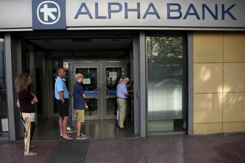 &copy; Reuters. People line up at an ATM outside an Alpha Bank branch in Athens