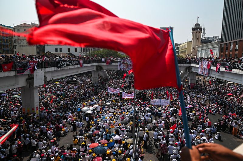 © Reuters. Demonstrators protest a against military coup in Yangon