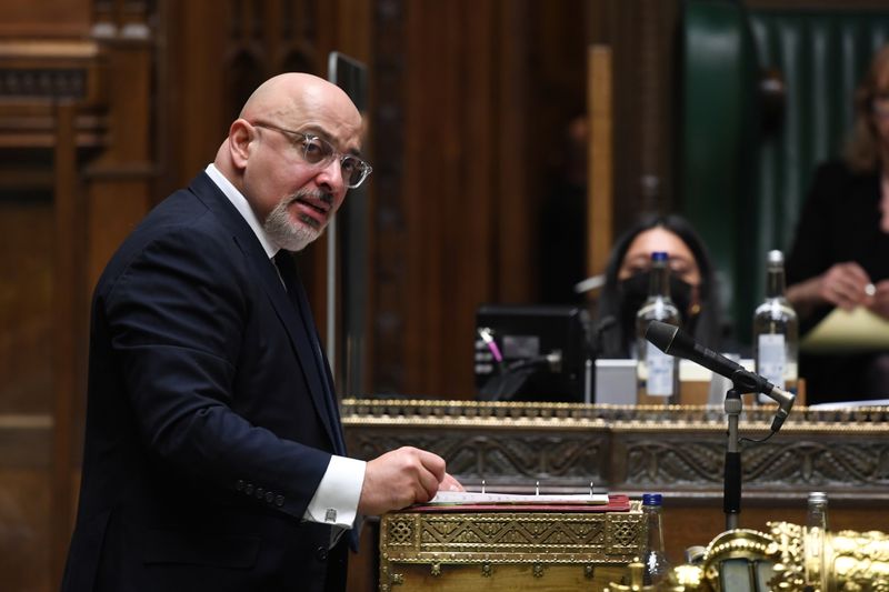 &copy; Reuters. FOTO DE ARCHIVO: El ministro británico de Despliegue de Vacunas, Nadhim Zahawi, habla en la Cámara de los Comunes en Londres, Reino Unido