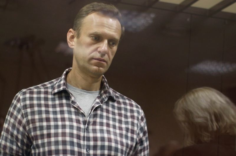 © Reuters. FILE PHOTO: Russian opposition leader Navalny attends a court hearing in Moscow