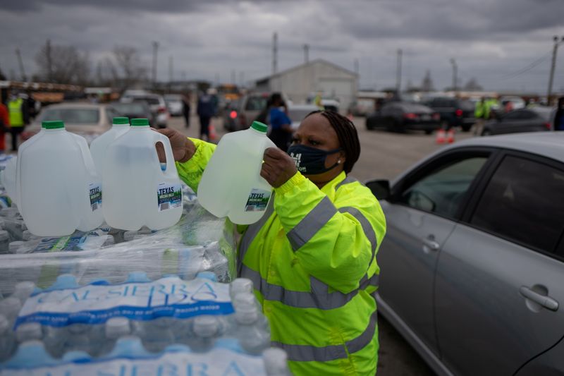 &copy; Reuters. FOTO DE ARCHIVO: La voluntaria Elizabeth Murray ayuda a repartir agua en el estadio Butler en Houston, Texas, Estados Unidos