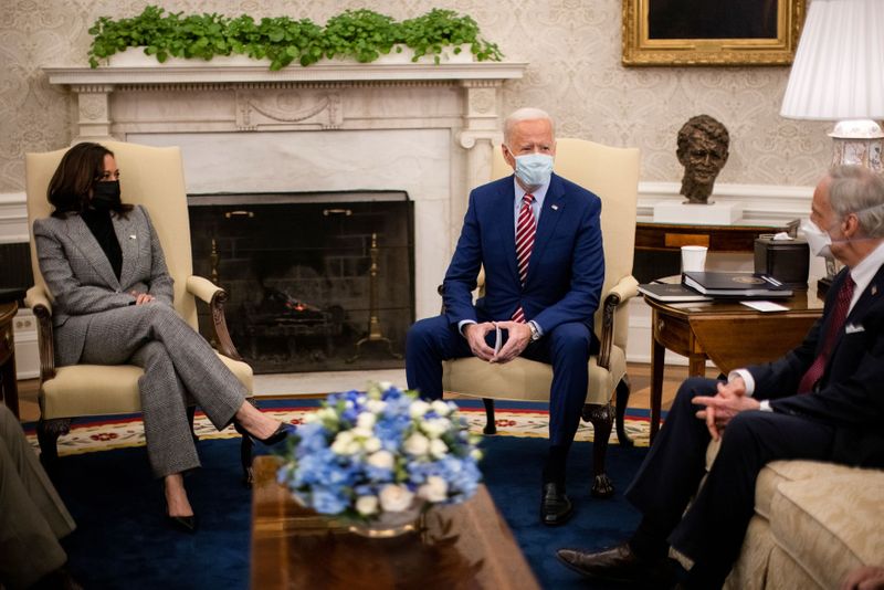 &copy; Reuters. FILE PHOTO: Meeting on infrastructure investment at the Oval Office of the White House in Washington