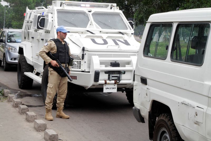 &copy; Reuters. Un soldato in missione di pace delle Nazioni Unite che sorveglia le strade di Kinshasa, Repubblica Democratica del Congo