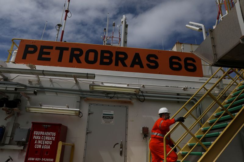 &copy; Reuters. Trabalhador em plataforma da Petrobras