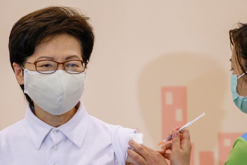 &copy; Reuters. Líder de Hong Kong, Carrie Lam, recebe dose da CoronaVac