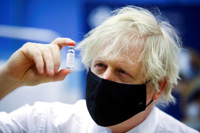 &copy; Reuters. Il primo ministro britannico Boris Johnson visita un centro di vaccinazione