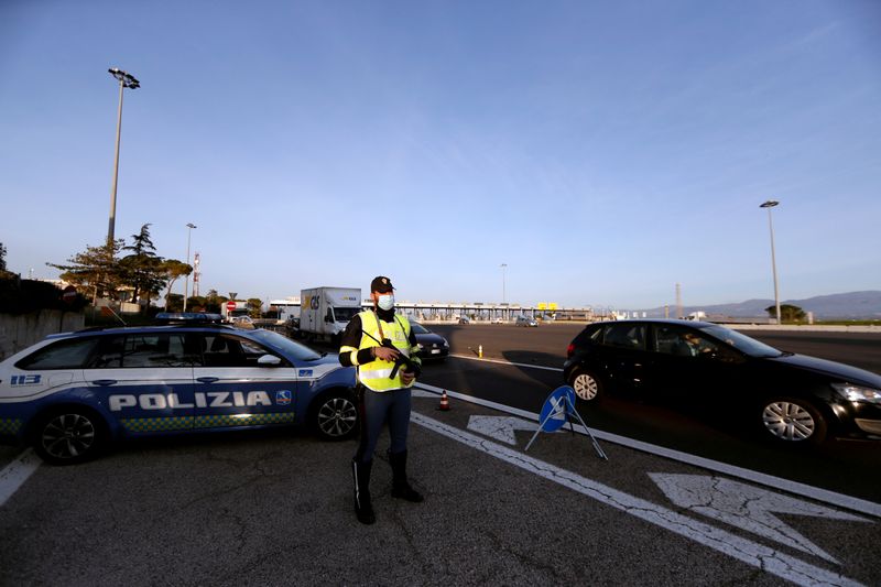 &copy; Reuters. Una volante della polizia controlla il traffico a Roma