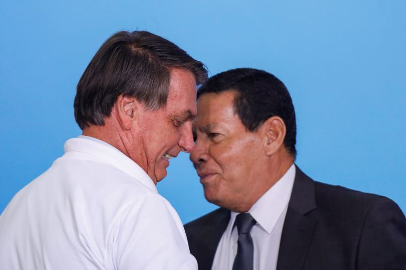 &copy; Reuters. O vice-presidente Hamilton Mourão ao lado de Bolsonaro