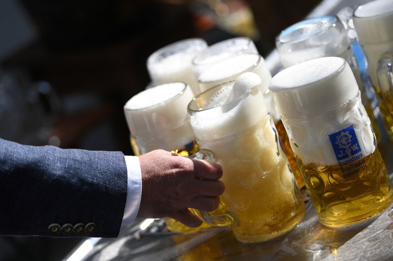&copy; Reuters. FOTO DE ARCHIVO: Varias jarras de cerveza en un Biergärten en Múnich