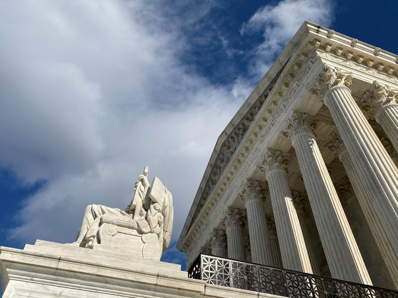 © Reuters. FILE PHOTO: The U.S. Supreme Court building is seen in Washington