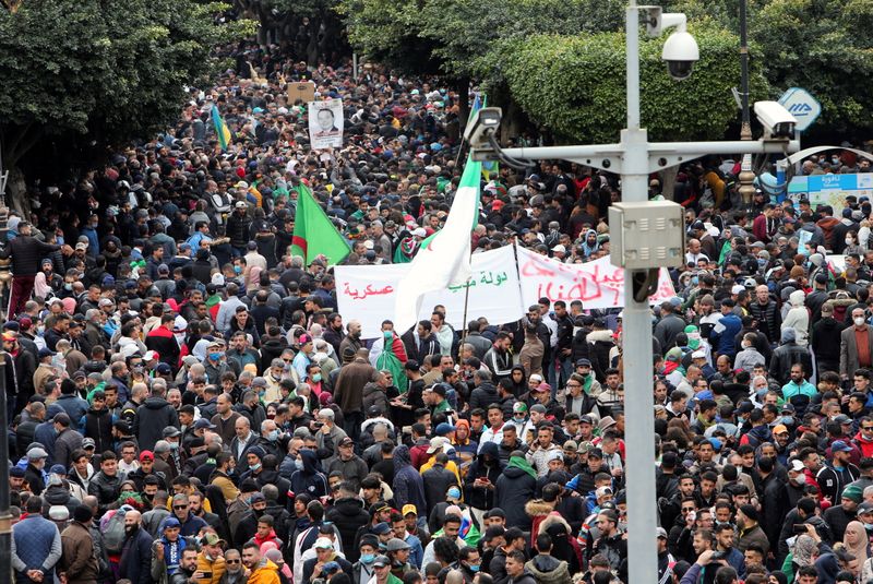 &copy; Reuters. آلاف الجزائريين يحتشدون في الذكرى الثانية للحركة الاحتجاجية