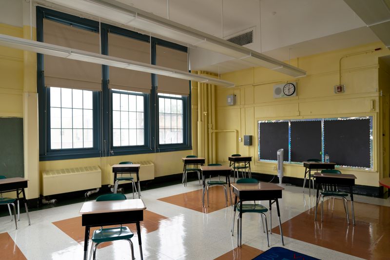 &copy; Reuters. FILE PHOTO: Mayor de Blasio and Chancellor Carranza tour New Bridges Elementary School ahead of schools reopening